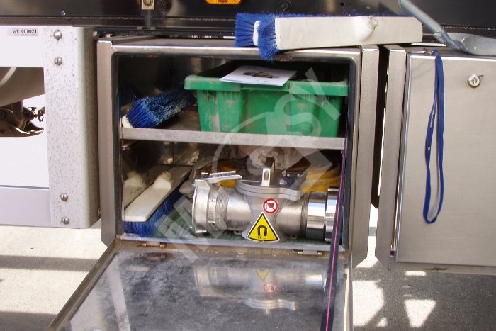 Prietokový cisternový separátor práškových materiálov